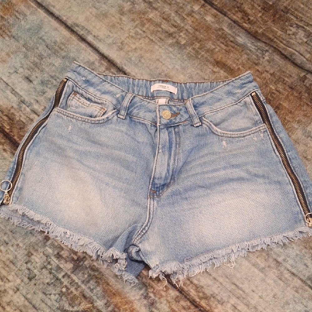 🔥 3 for $25 SALE Forever 21 Light Blue Jean Shorts W/Zippers on sides. Size 28